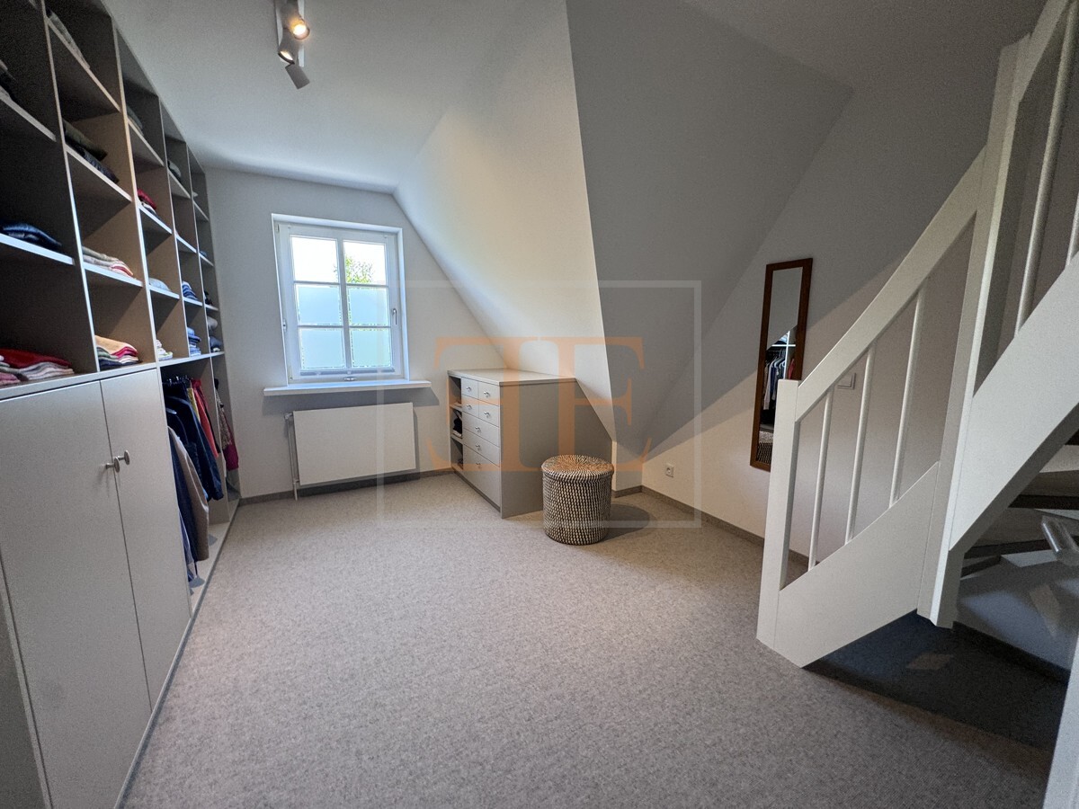 Ankleidezimmer mit Zugang ins Dachgeschoss 
