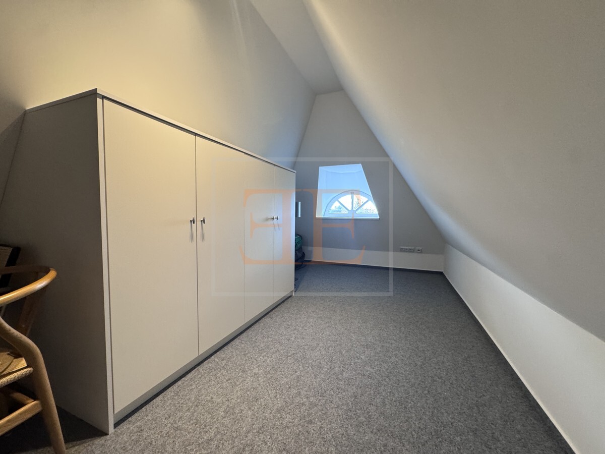 Praktischer Raum mit Einbauschrank im Dachgeschoss