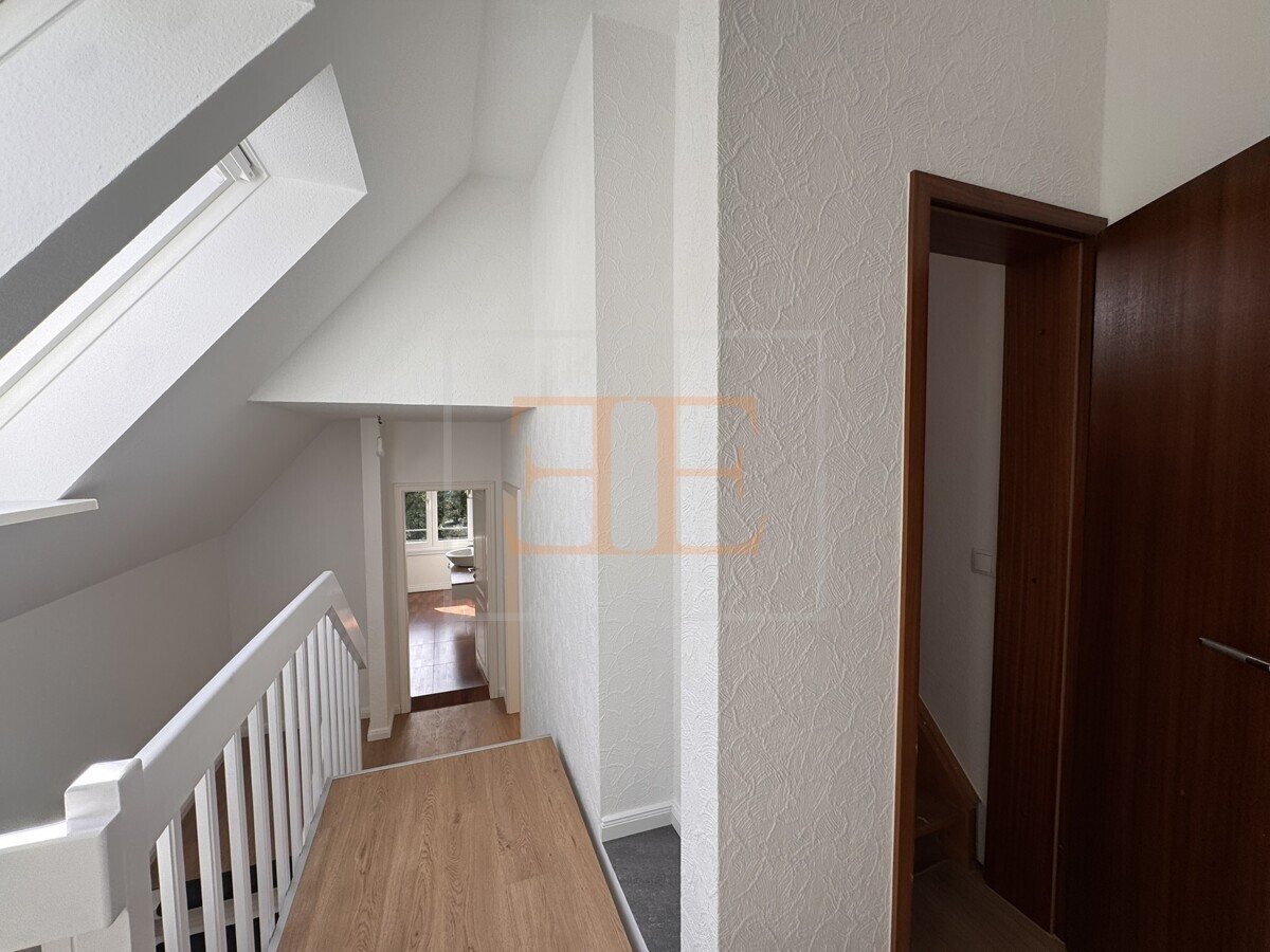 Blick aus Kinderzimmer 2 auf Treppe und Zugang zum Dachbodenzimmer
