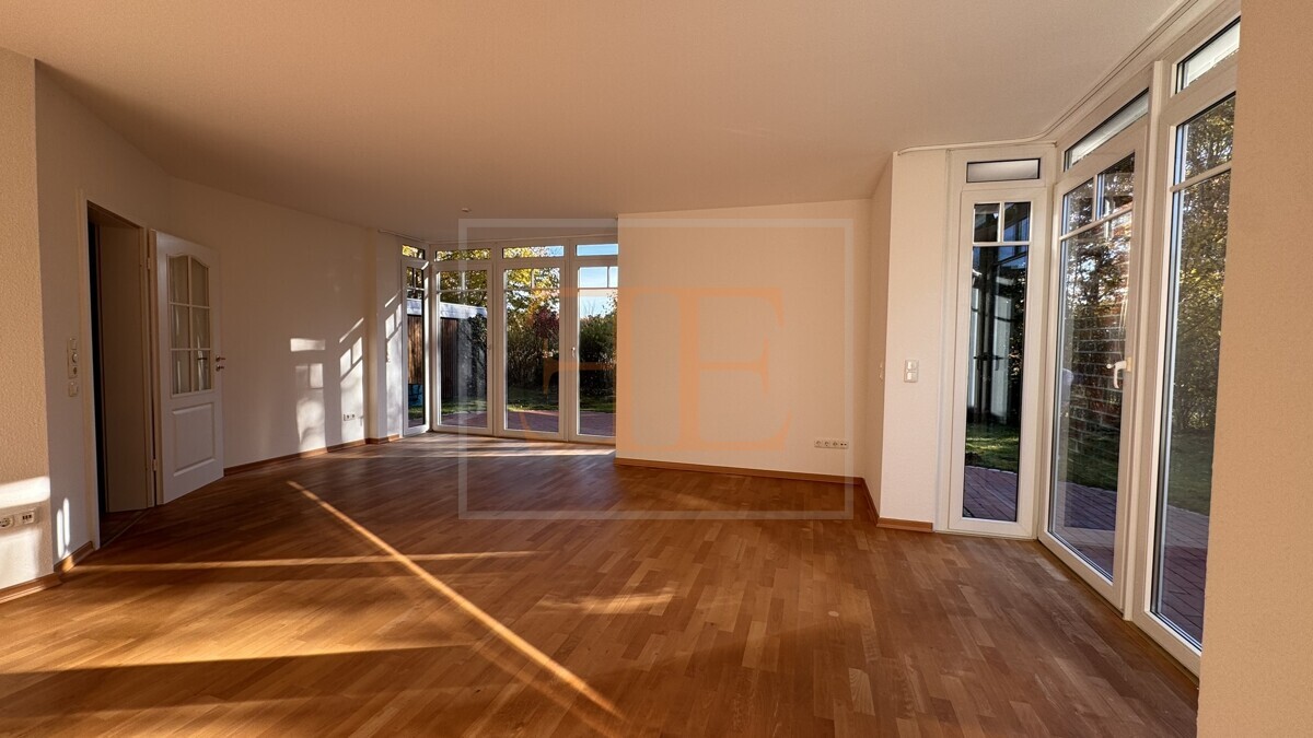 Wohnzimmer mit schönen und hellen Erkern