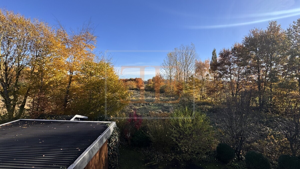 Blick auf Wiesen und Felder