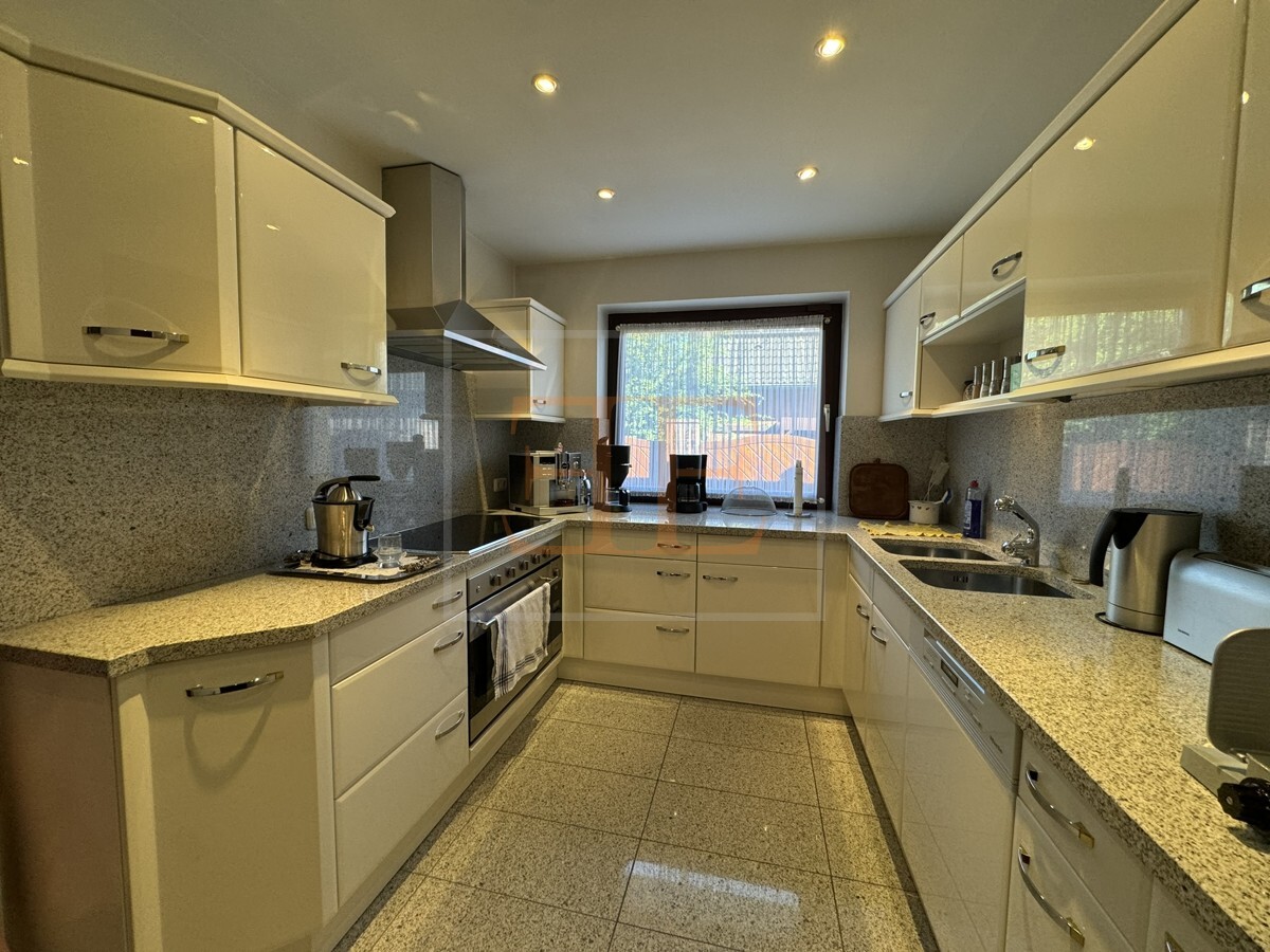 Küche mit Granit Arbeitsplatte 