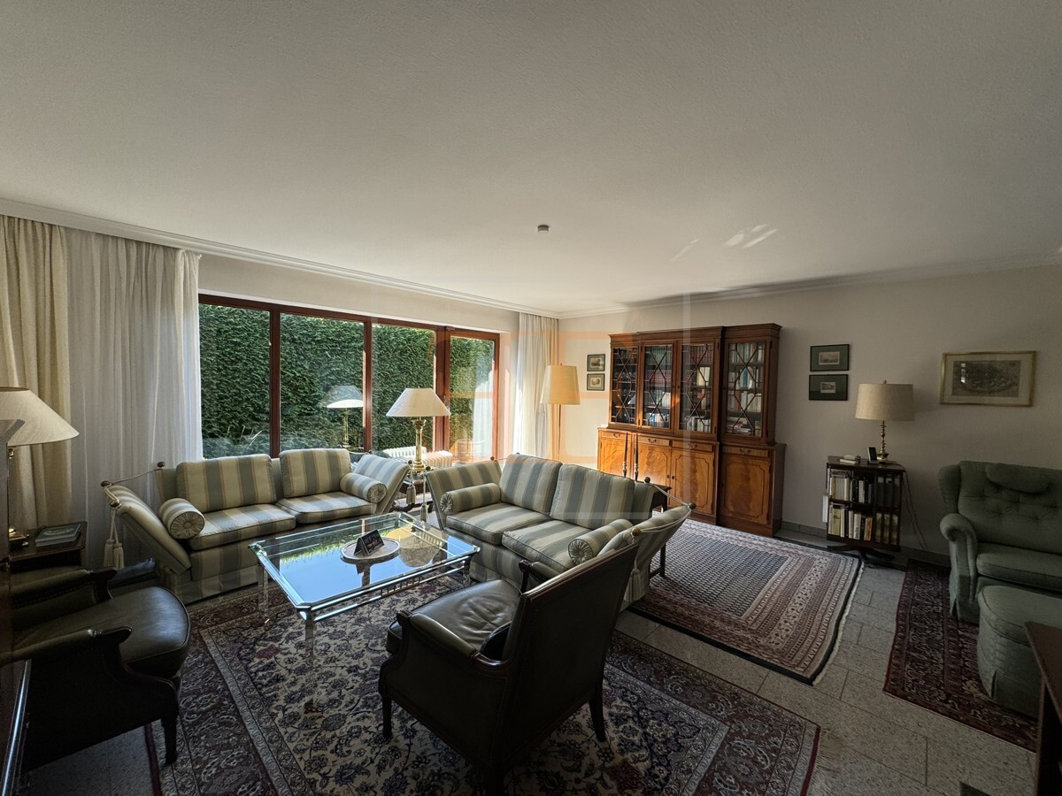 Wohnzimmer Mit größe uneinsehbarer Terrasse 