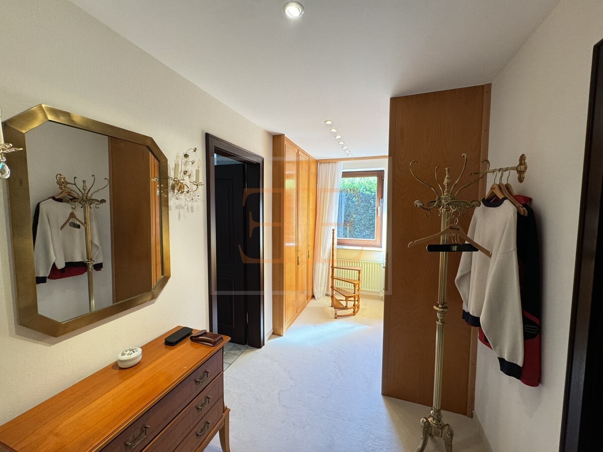 Ankleidebereich zwischen Schlafzimmer und Badezimmer