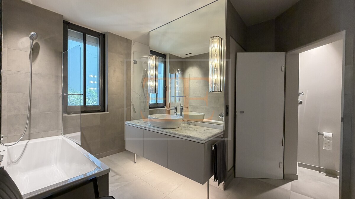 Vollbad mit Wanne und Dusche