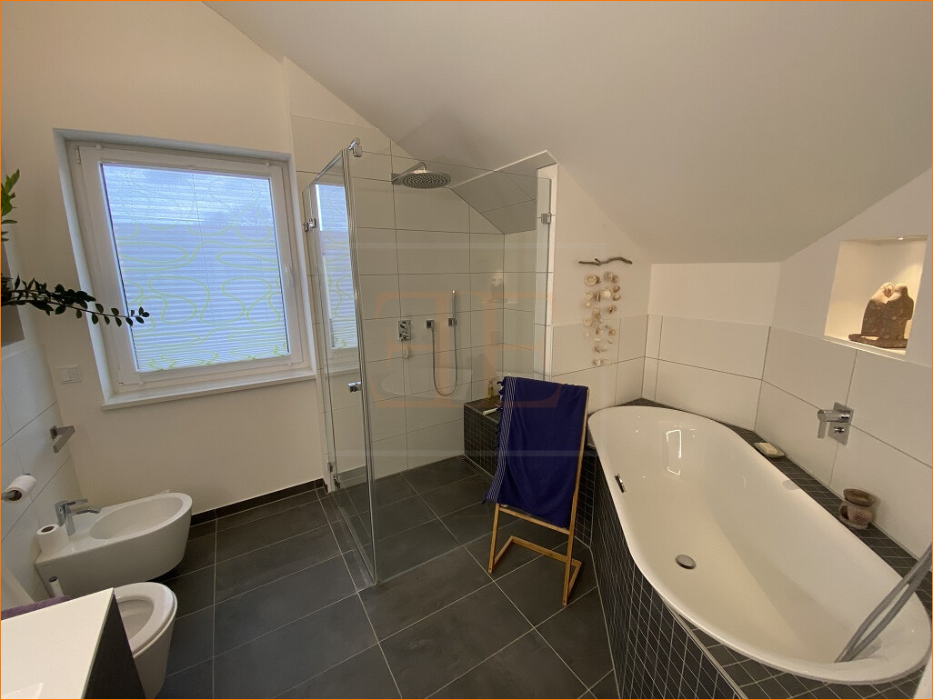 Vollbadezimmer mit Regendusche und Badewanne
