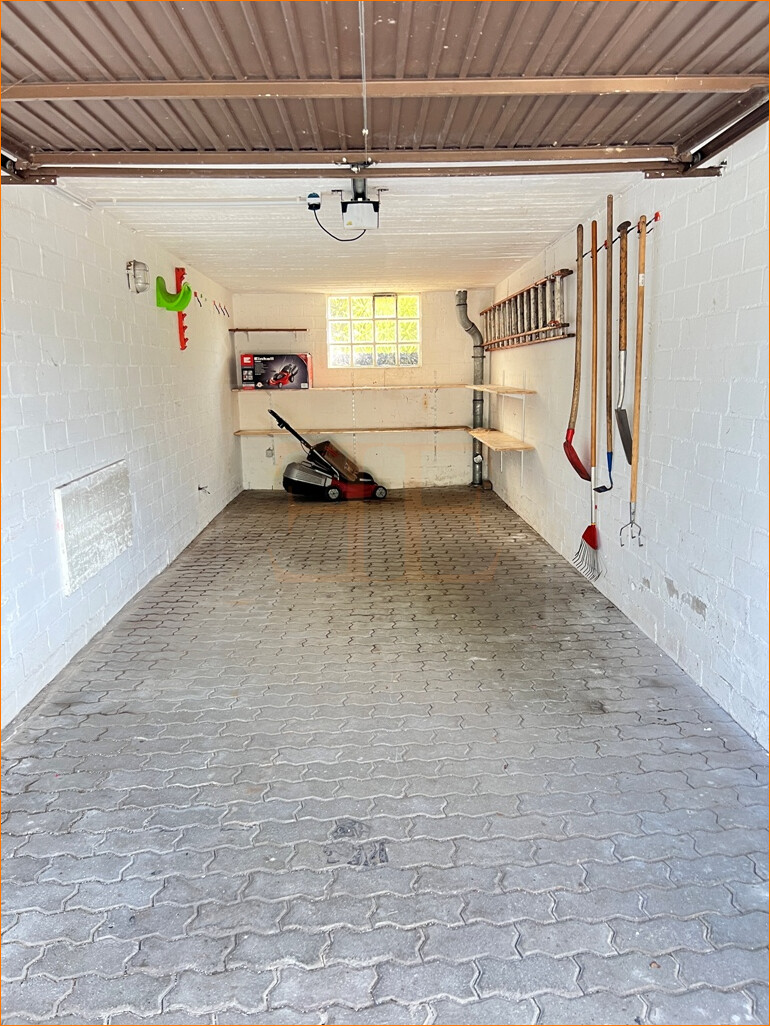 Garage mit elektrischem Tor