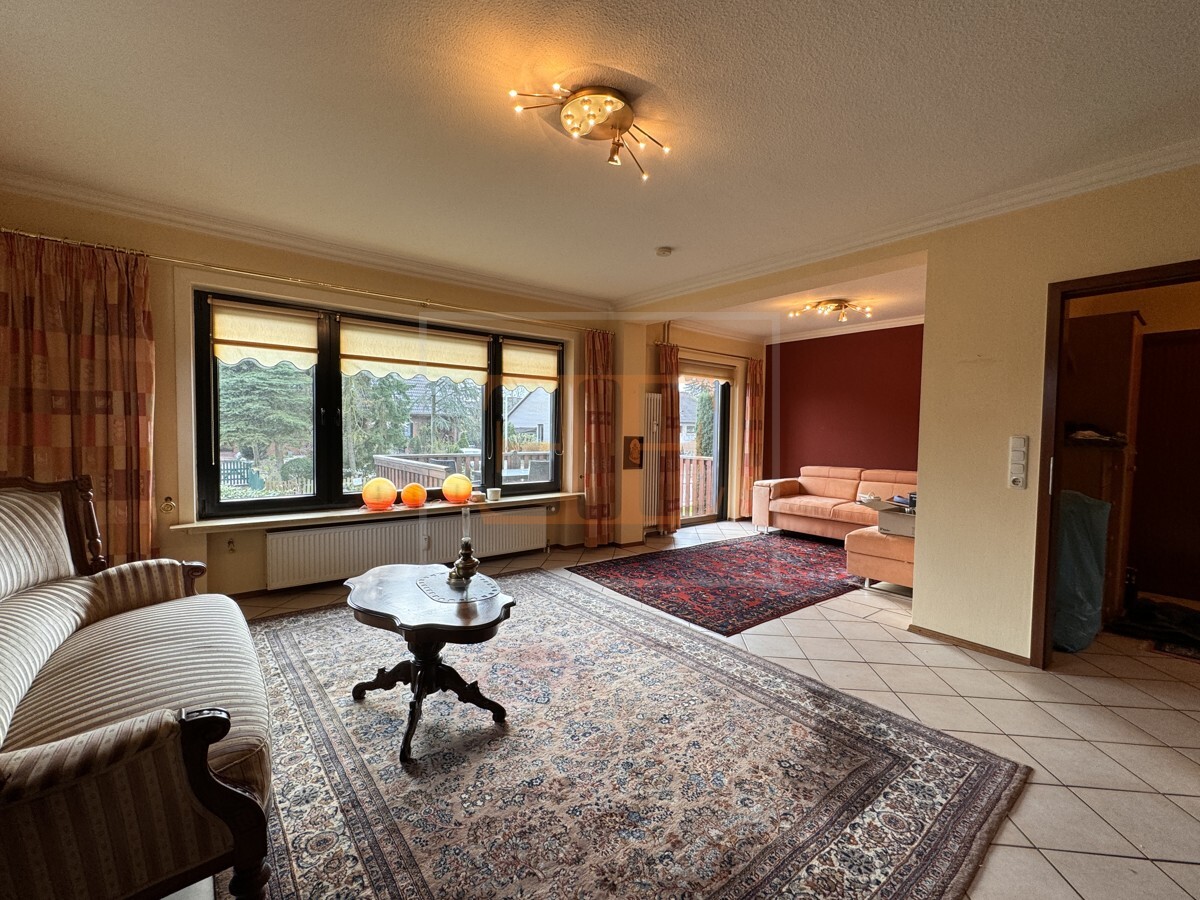 Wohnzimmer mit Zugang zum Balkon