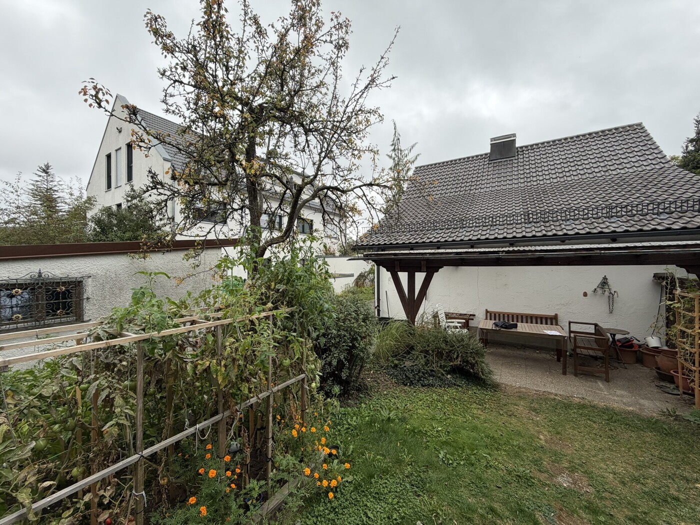 Blick nach Südost auf das Nachbarhaus