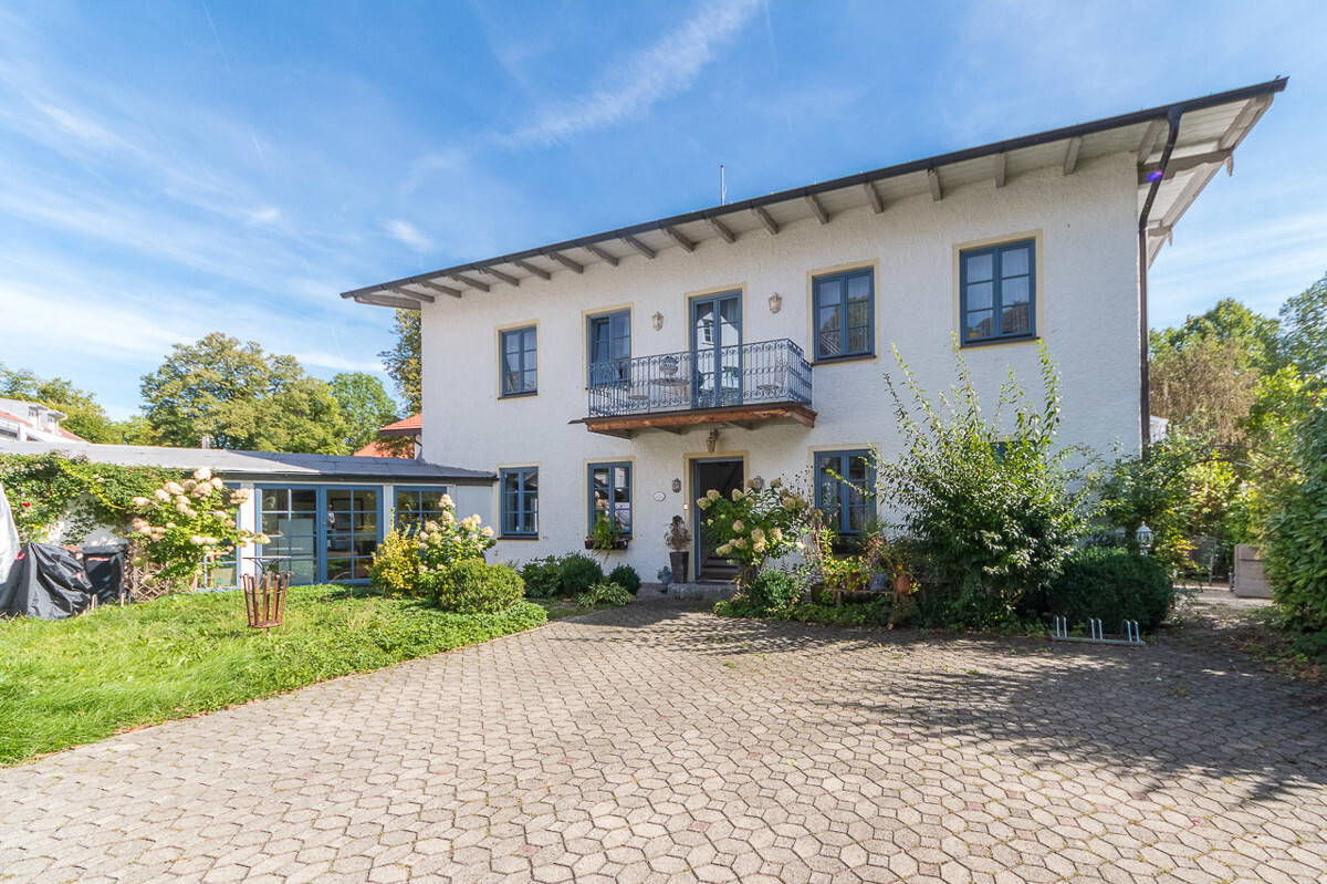 Hausansicht mit Wintergarten