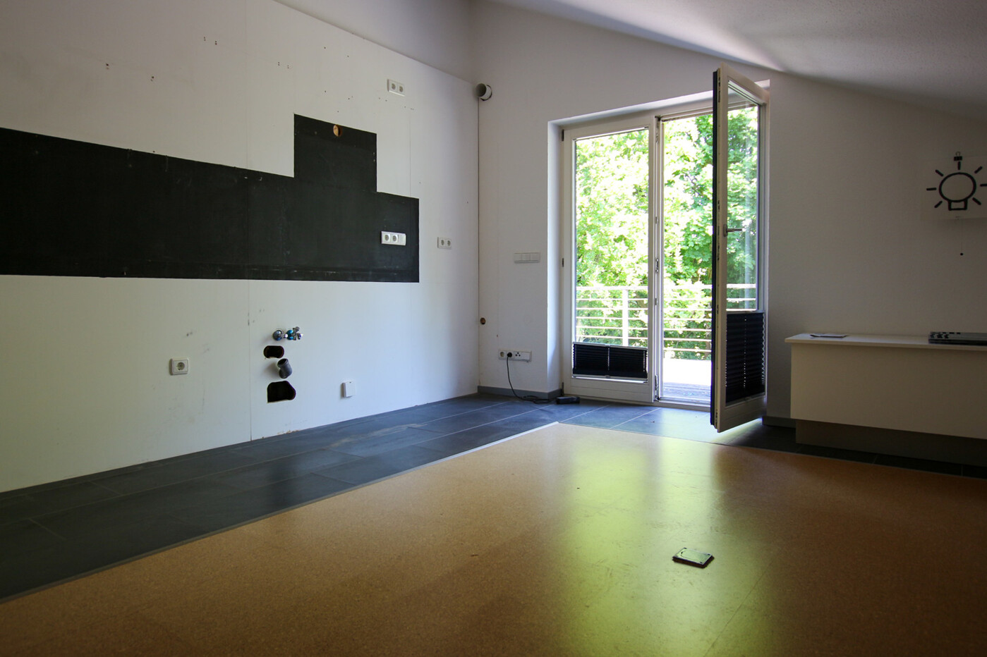 Wohnküche mit Zugang zum Balkon