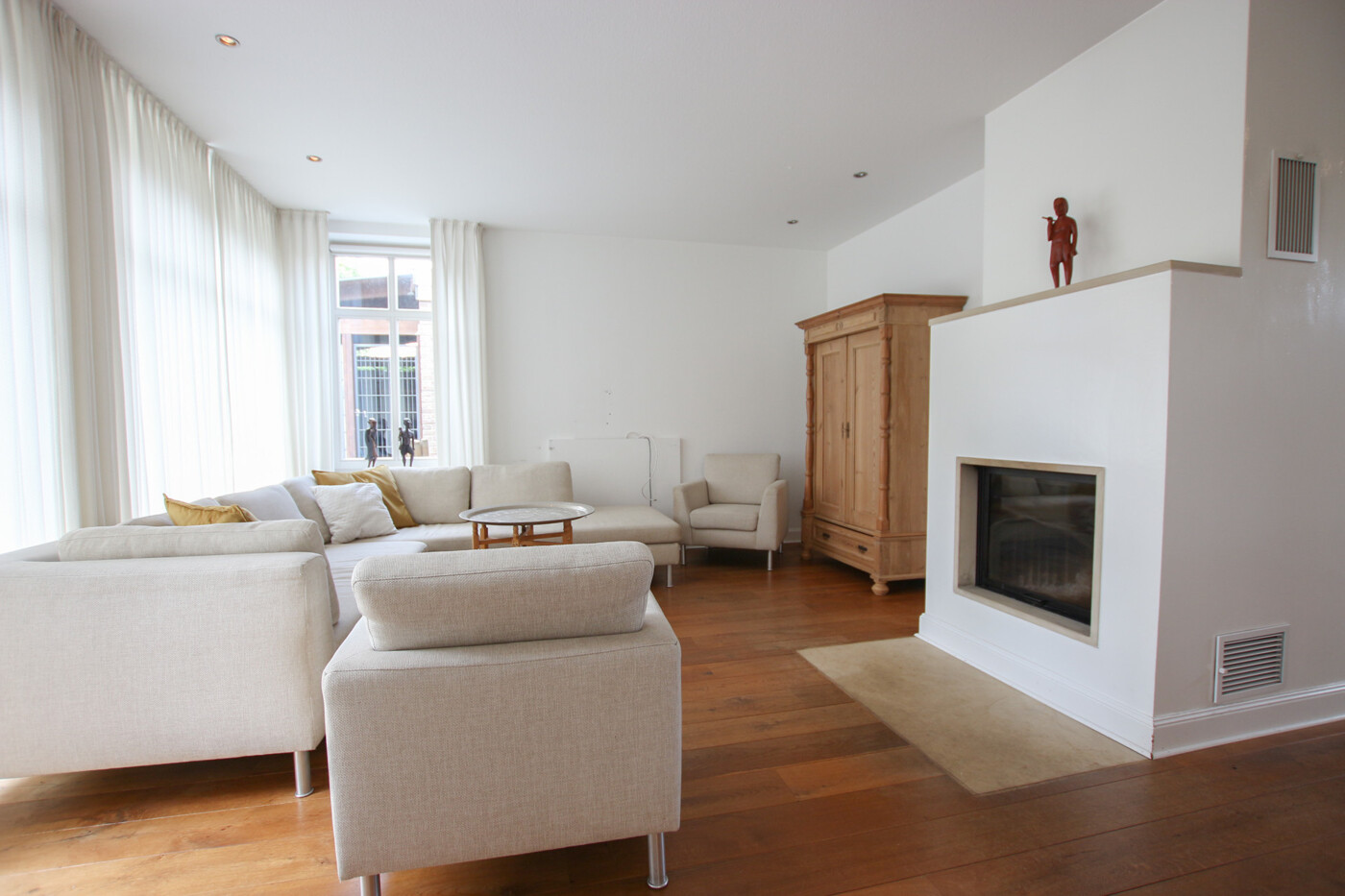 Wohnzimmer mit Kamin (2)