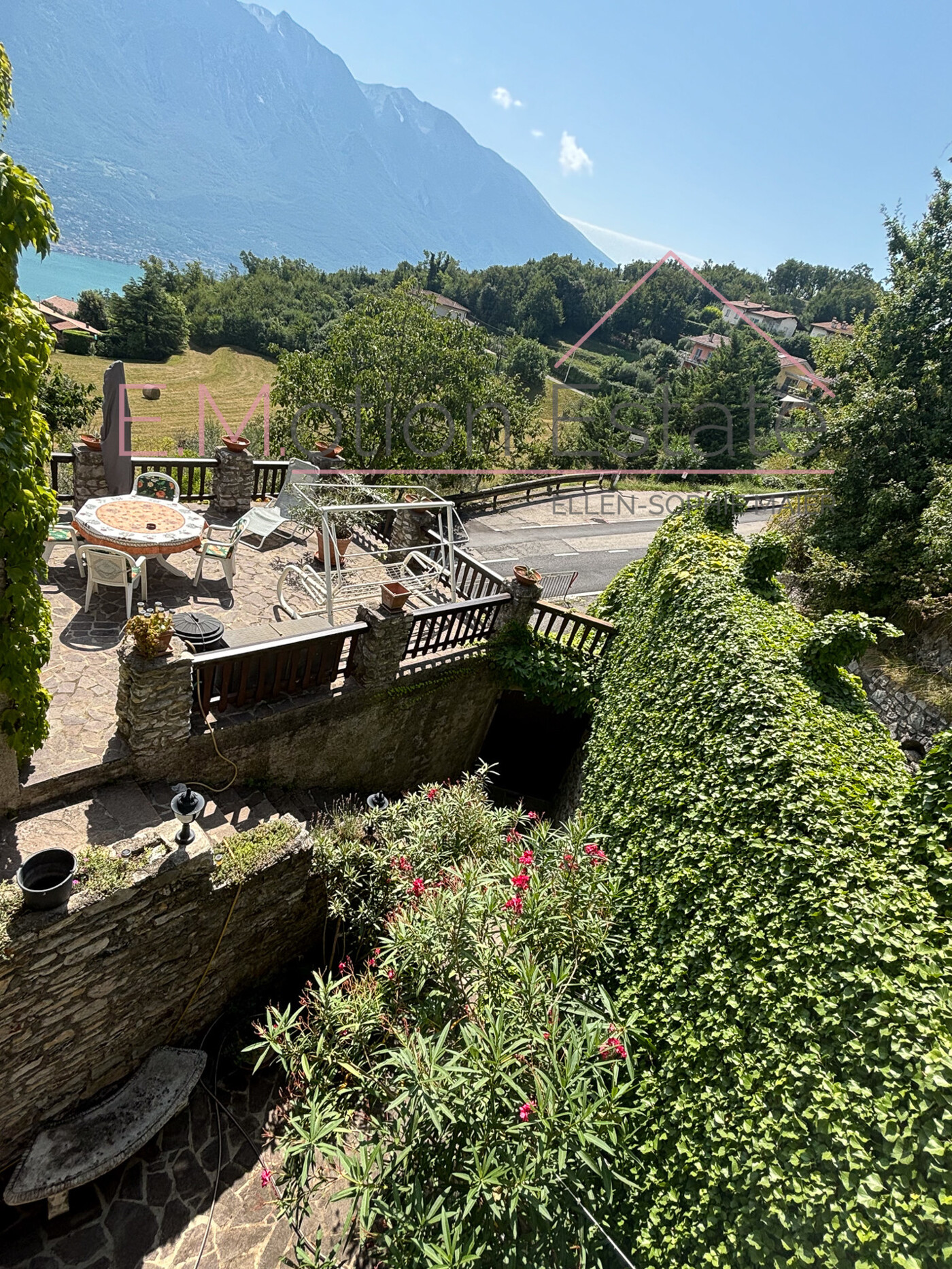 Außenterrasse und Hofbereich  zur Taverna unten