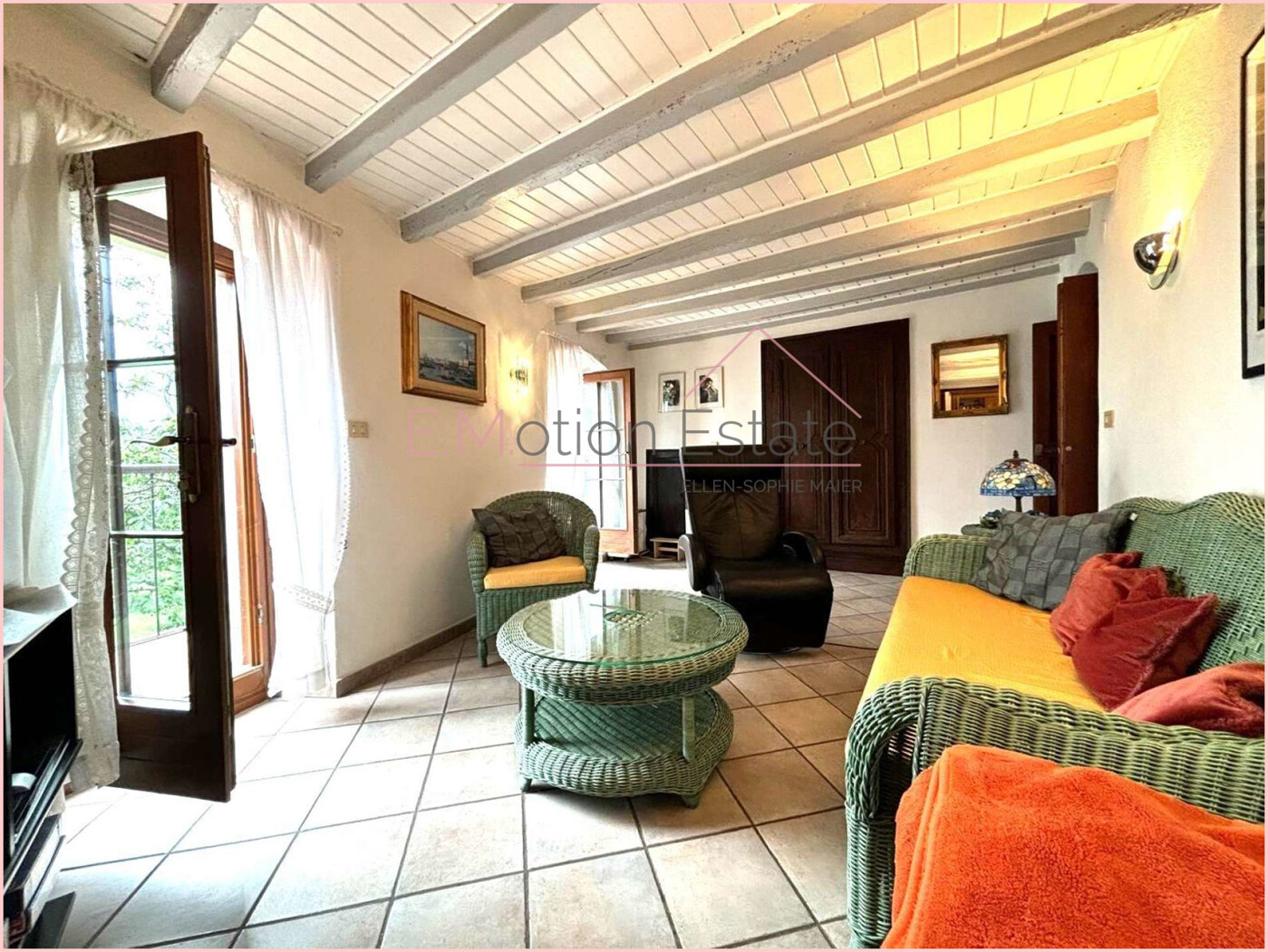 Wohnzimmer mit Ausgang zum Balkon