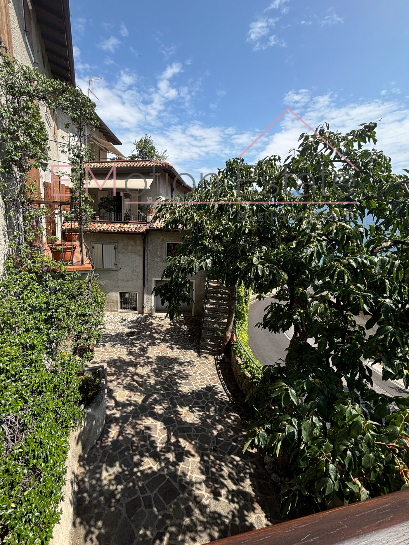 Hofbereich Innen Richtung Garage und Werkstatt