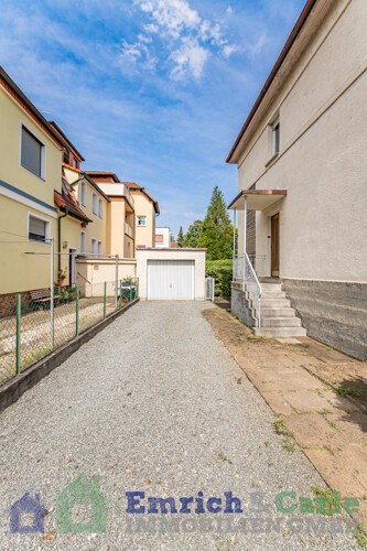 Hof mit Stellplätzen