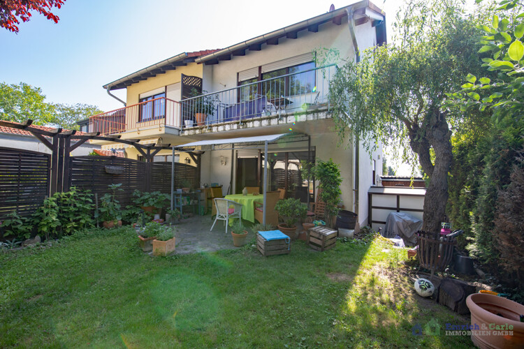 Hausansicht mit Garten