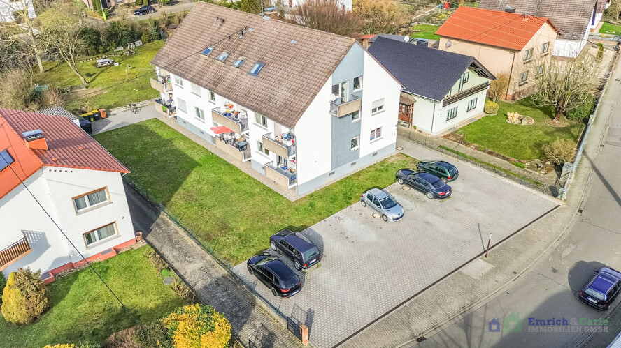 Außenansicht mit Parkflächen