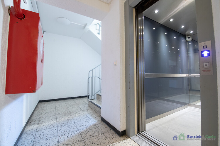 Treppenhaus / Aufzug