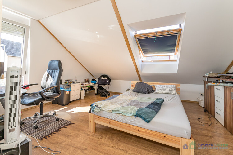 Schlaf-/Kinderzimmer DG