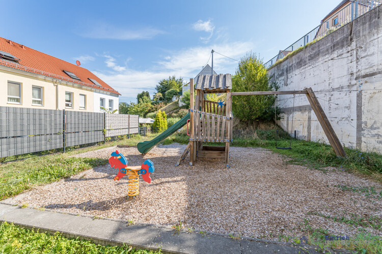 Kinderspielplatz gegenüber