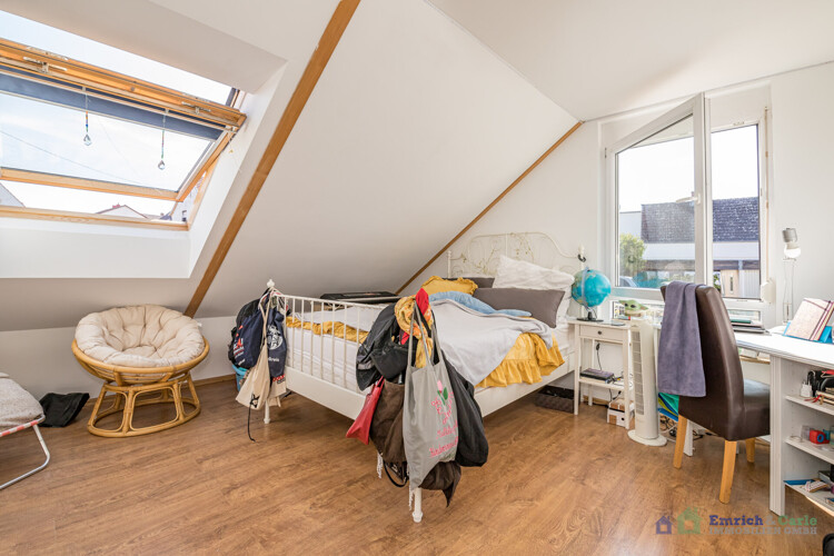 Schlaf-/Kinderzimmer DG