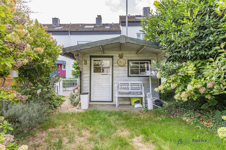 Garten mit Gartenhütte