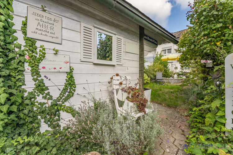 Garten mit Gartenhütte