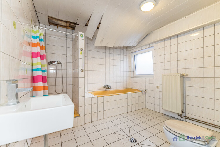 Badezimmer EG (siehe Schaden Decke)