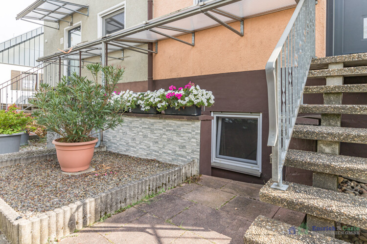 Hausansicht / Treppenauf- u. Abgänge