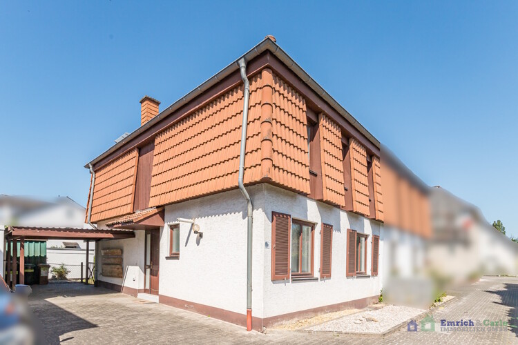 Hausansicht / Eingang / Carport