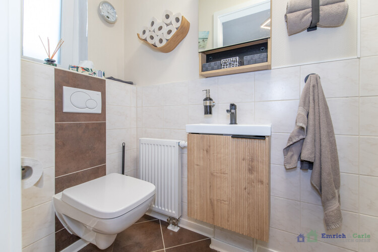 Gäste-WC mit Dusche EG