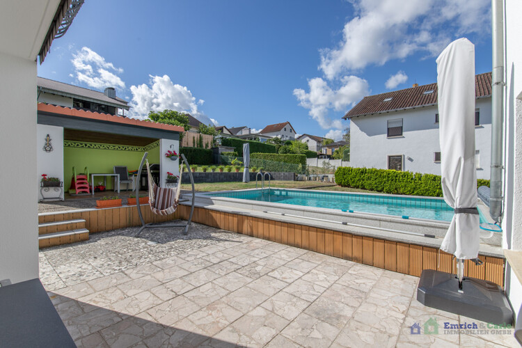 Terrasse mit Pool