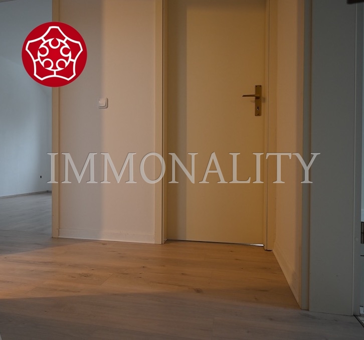 Flur mit neuem Laminat