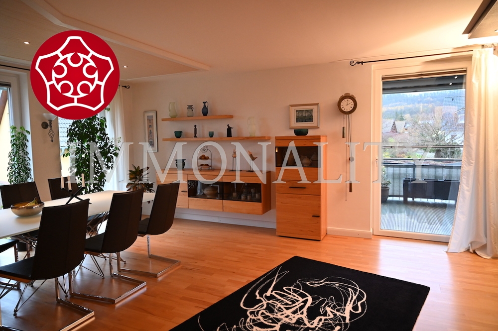 Wohn-Essbereich mit Ausgang auf Balkon
