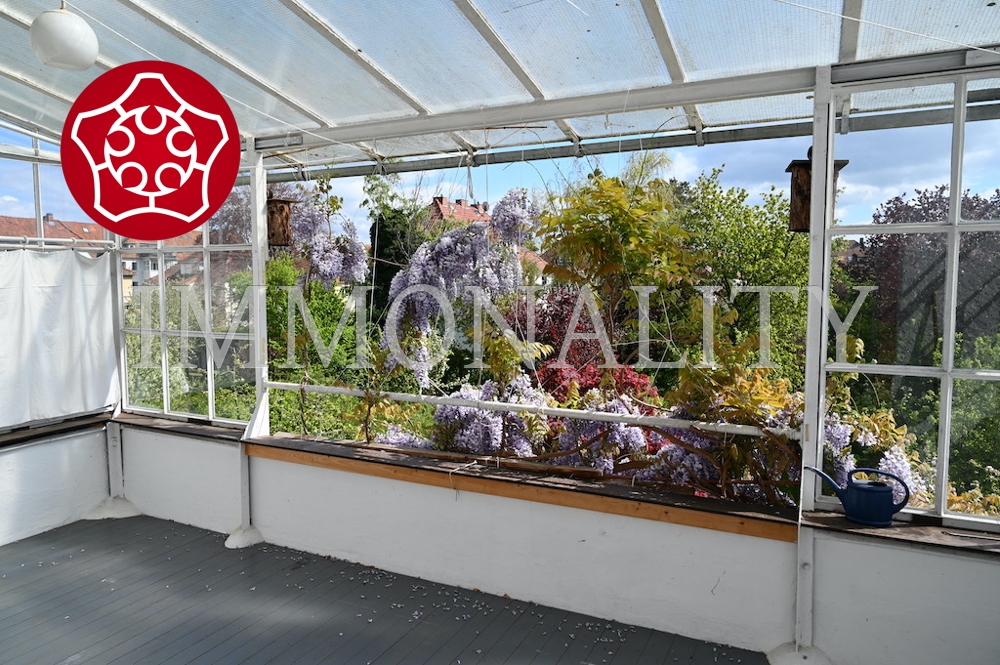 OG großer überdachter Balkon