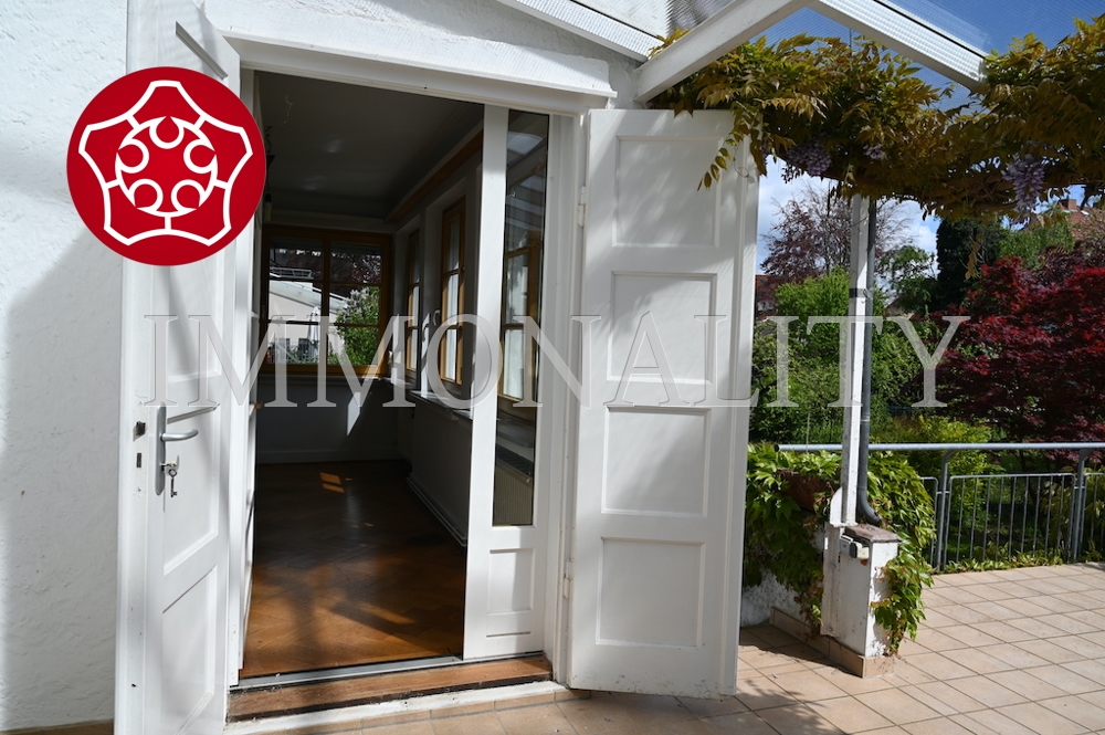 Stilvolle Schutztür zur Terrasse