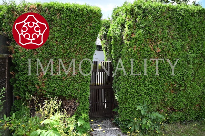 Hintere Gartenpforte zur Garage