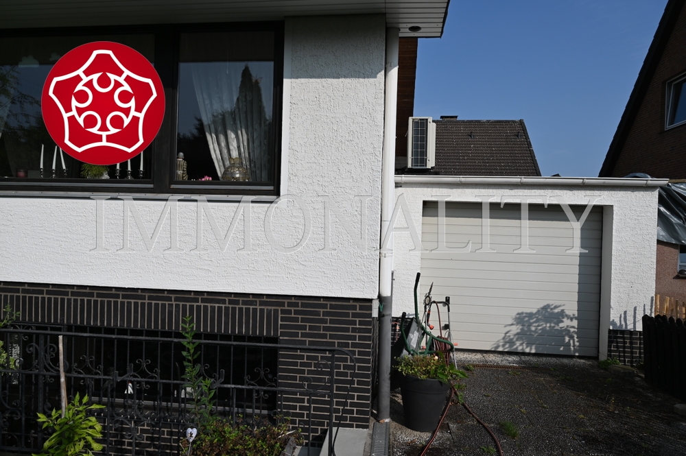 Garage mit 2 elt. Rolltoren