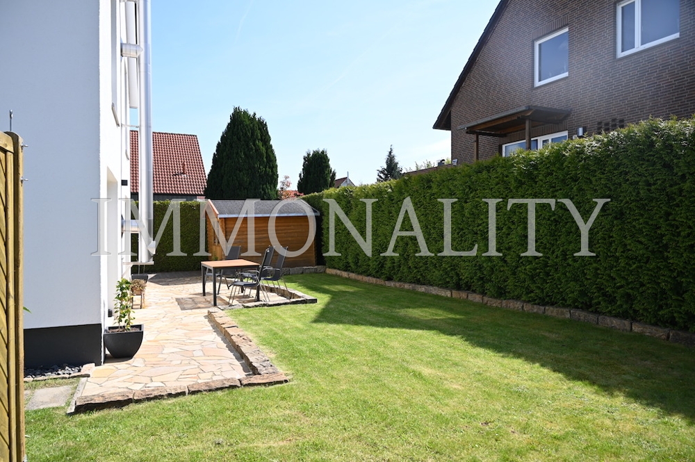 Blick Terrasse zur Gartenhaus