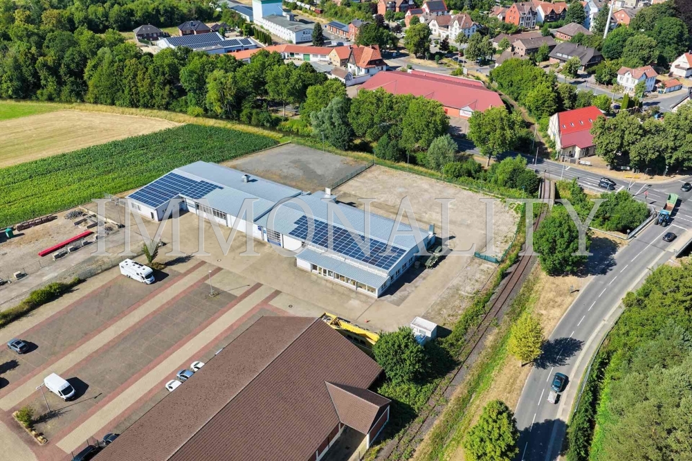 mit Straßenanbindung
