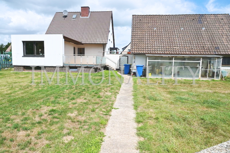 Rückansicht mit anbau und Garage