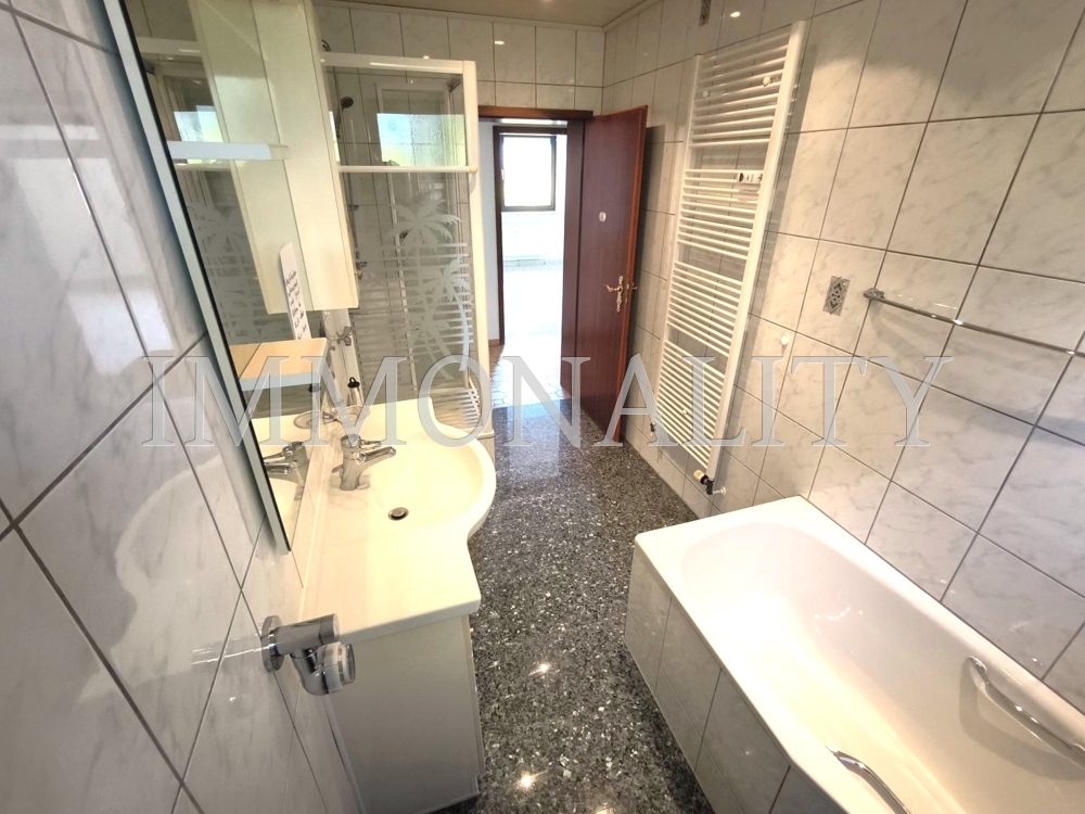 Bad mit Wanne und Dusche