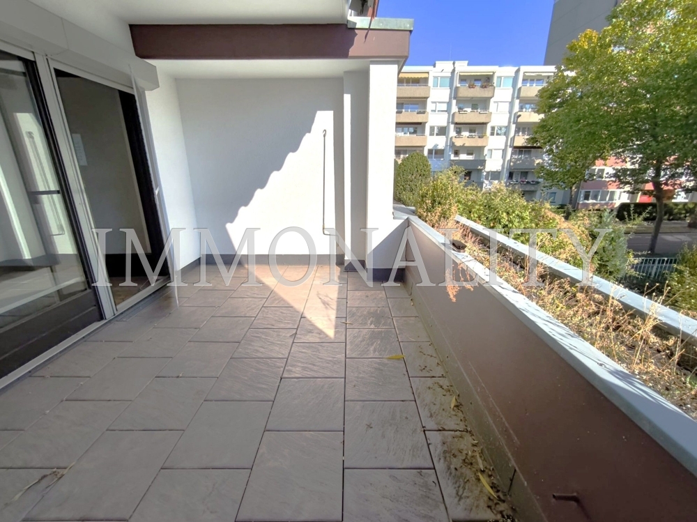 Balkon, Blick zur Straße