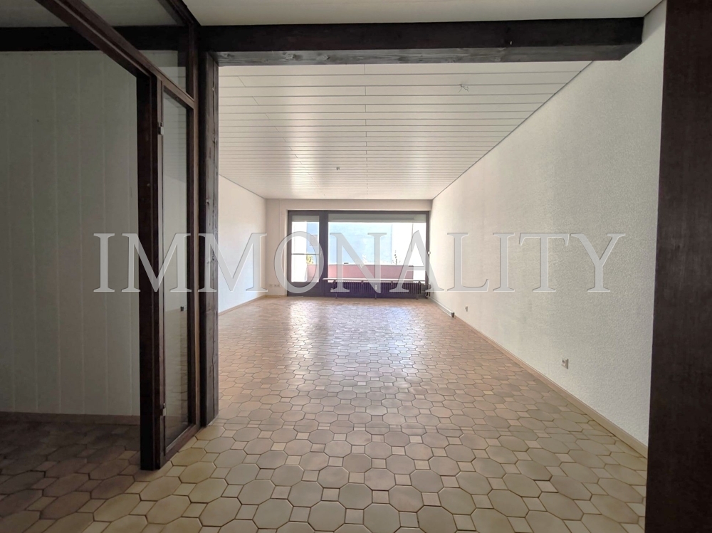 Wohnzimmer, Blick zum Balkon