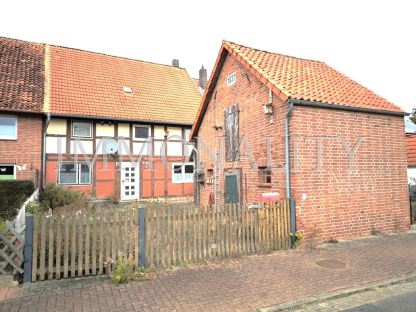 Frontansicht mit Werkstatt