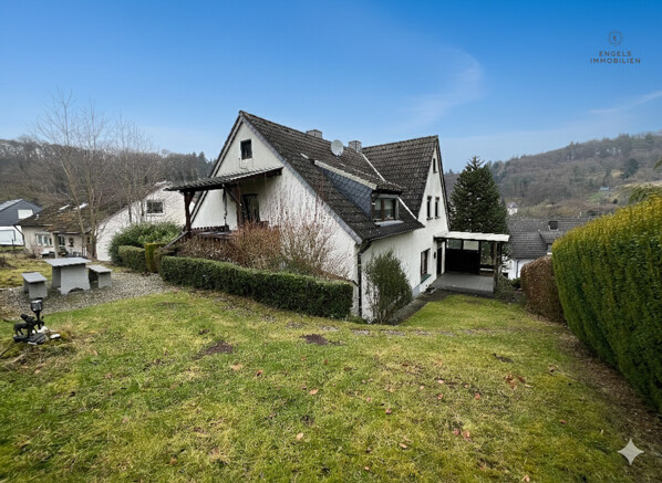 Rückansicht mit Grundstück