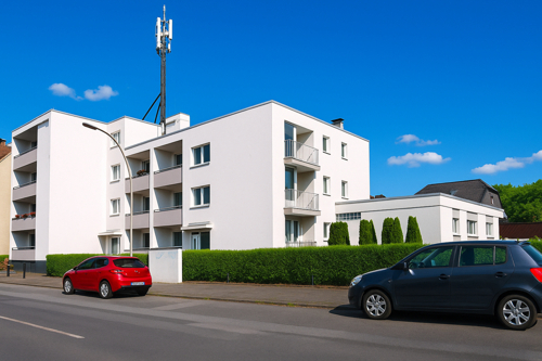Moderner Wohnbau mit Telekommunikationsturm