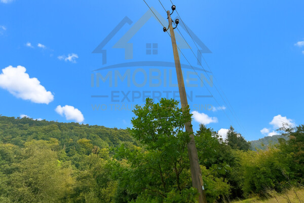 Strommast auf Grundstück