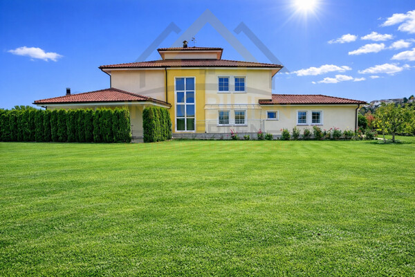 Villa steht auf 1965 m2